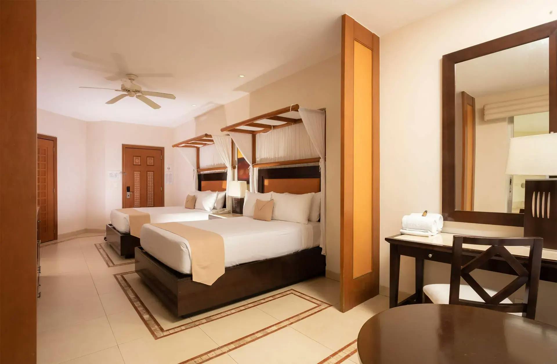 dos-camas-y-tocador-en-luxury-jacuzzi-suite-doble-en-hotel-kore-tulum-reatreat-and-spa-resort